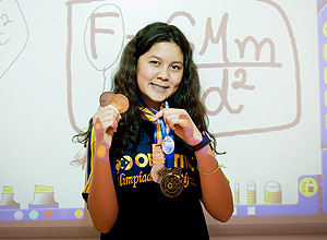 Adriana Mayumi, 12, com suas medalhas