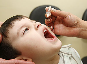 Criança é vacinada com a Sabin (gotinha)
