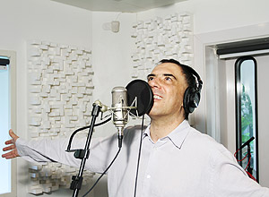 Arnaldo Antunes canta msica para site Mixer Guri