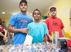 Vitor de Melo Baia, 10, e o pai, Valdinei Rodrigues Baia, 36, aumentam sua coleo de carrinhos em miniatura