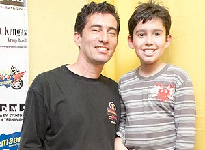 Guilherme Motta Schiavon, 8, e o pai, Silvio Jos Schiavon, 43, colecionadores e expositores do evento