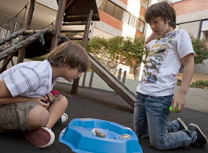 Os amigos Eduardo di Donato, 9, e Leonardo Azevedo, 9, brincam de Beyblade no condomnio onde moram