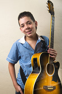 Miguel, 11, canta, toca violo e compe