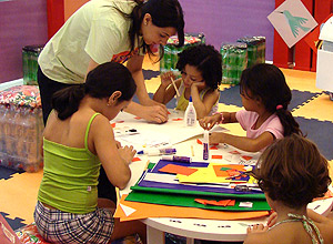 Meninas em oficina realizada em shopping de SP 