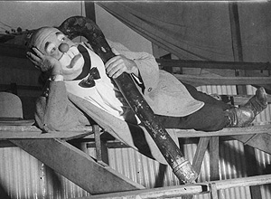 Abelardo Pinto, o palhao Piolin, posando para foto em 1953) 