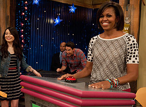 Michelle Obama e Miranda Cosgrove na srie "iCarly"