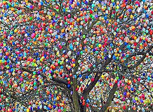 A árvore de Páscoa multicolorida de Saalfeld, na Alemanha