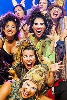 Cena da pea ""Bruxas, Bruxas... E Mais Bruxas!", do grupo As Meninas do Conto