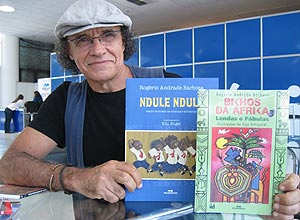 O escritor Rogrio Barbosa lana seu livro "Ndule Ndule" no 14 Salo da Fundao Nacional do Livro Infantojuvenil 