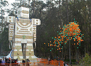 Robô de 14 metros de altura, construído com material reciclável coletado por crianças de todo o Brasil durante as Olimpíadas de Reciclagem de 2011 