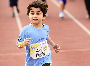 Paulo Boulos, 8, em sua primeira corrida, quando tinha quatro anos
