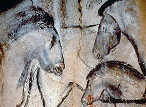 Arqueologia: cavalos em pinturas rupestres da caverna de Chauvet, localizada na Frana. *** These horses' heads were depicted in charcoal more than 30,000 years ago. Part of an animal frieze, they are among the oldest known paintings in the world, in the Chauvet cave in southeast France. (AP Photo/Abrams/copyright Chauvet/Sygma/Seuil) 