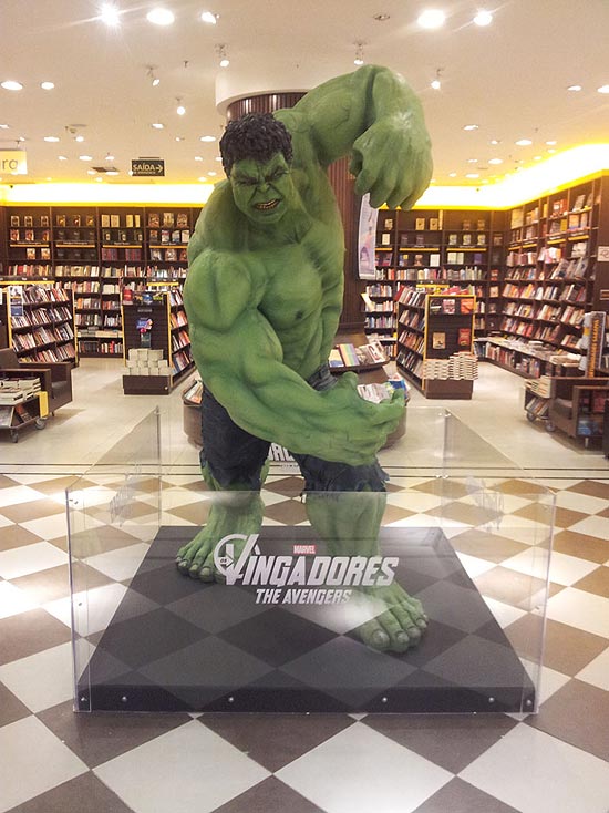 Estátua do Incrível Hulk (foto) fica exposta até 11 de junho em loja de shopping em São Paulo