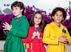 Os atores-mirim Caio (verde), Leticia (vermelho) e Caue (amarelo), do programa "Os Detetives do Predio Azul