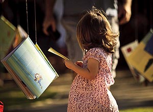 Na Flipinha, a garotada pode circular e ler os livros pendurados na rvore da praa