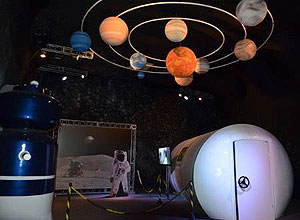 Crianas podem vestir roupa completa de astronauta e simular viagem  Lua