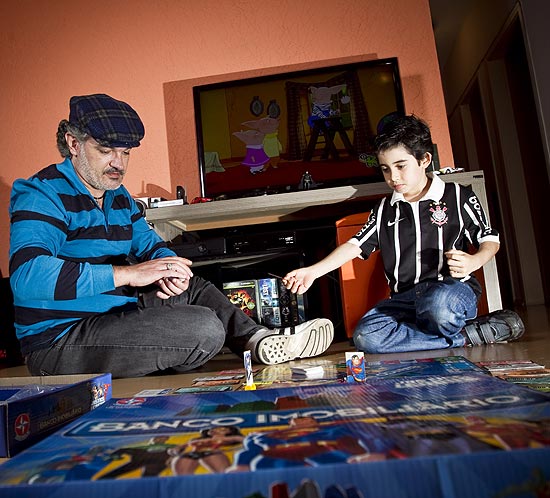 Jornalista Jota Silvestre joga Banco Imobiliario com seu filho Marcelo