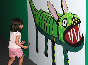 Susana, 3, observa "lagarto" na Bienal 