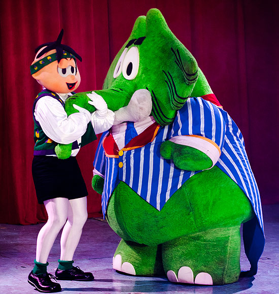 Cebolinha e Jotalhão em cena do espetáculo "Turma da Mônica no Mundo do Circo"