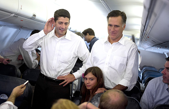 Mitt Romney (à dir.) e seu companheiro de chapa, Paul Ryan, concedem entrevista em jatinho de campanha