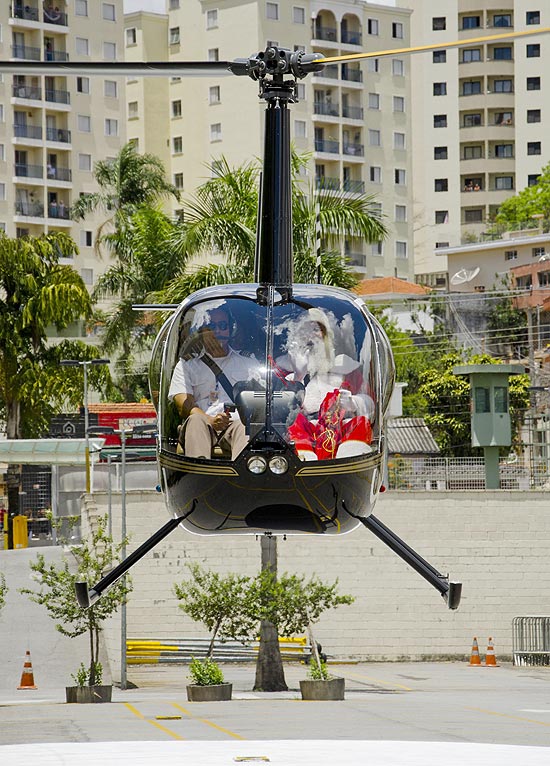 Papai Noel chega de helicptero ao Santana Parque Shopping