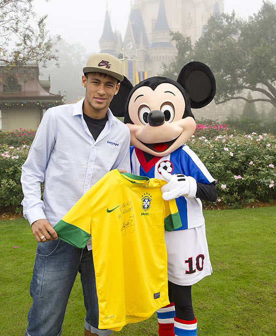 Neymar autografa camisa da seleção para o Mickey 