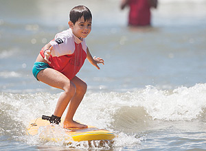 Eduardo Cunha, 6, durante sua primeira aula de surf na praia de Riveira de So Loureno, em Bertioga