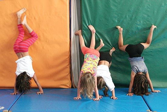Crianças participam de oficina no Galpão do Circo