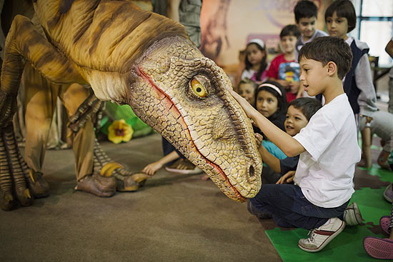 Crianças acompanham atividades de "Universo Jurássico"