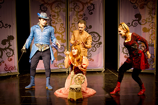 Atores em cena da peça infantil "A Bela Adormecida", na qual o príncipe usa rimas para lutar contra a vilã