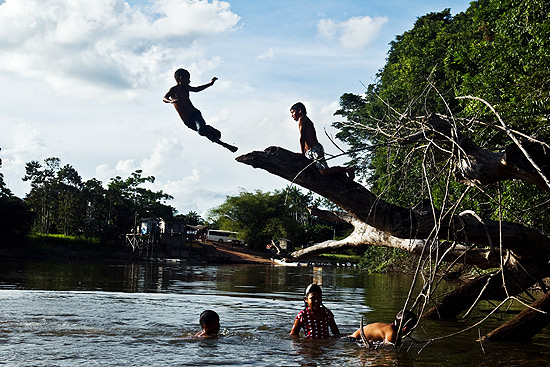 Crianas brincam na beira do rio Oiapoque, na aldeia Manga, no Amap