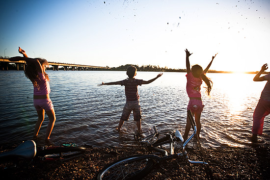 Criancas brincam as margens do Rio Quarai na cidade de Barra do Quarai, no Rio Grande do Sul