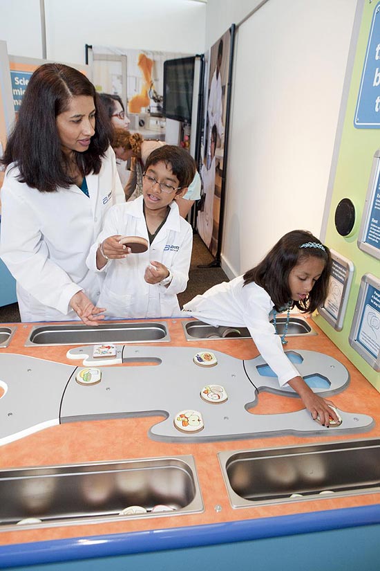 Crianças na exposição "Science + You" nos Estados Unidos