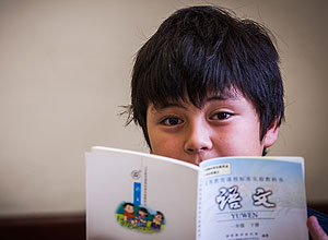 Gustavo, 10, estuda chinês para falar mais com o pai