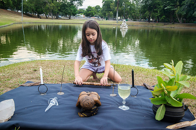 Chloe Sperle,7, participa de ritual wicca