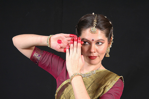A atriz e danarina Andra Prior usa a dana indiana kathak e os gestos das mos para contar histrias