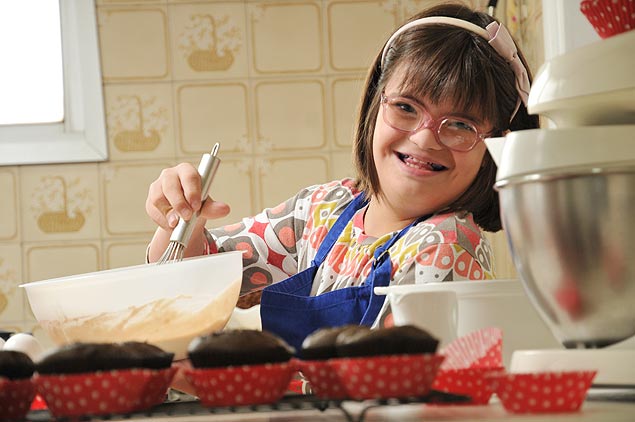 Aprendiz de cozinheira, Carol adora fazer bolos e bolinhos