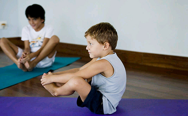 SAO PAULO, SP, BRASIL, 27-02-2013, 15h40: Eurico Vieira, 5, durante a aula de Yoga para crianças com o professor David Arzel, no Yoga Flow. (Foto: Marcelo Justo/Folhapress, FOLHINHA)