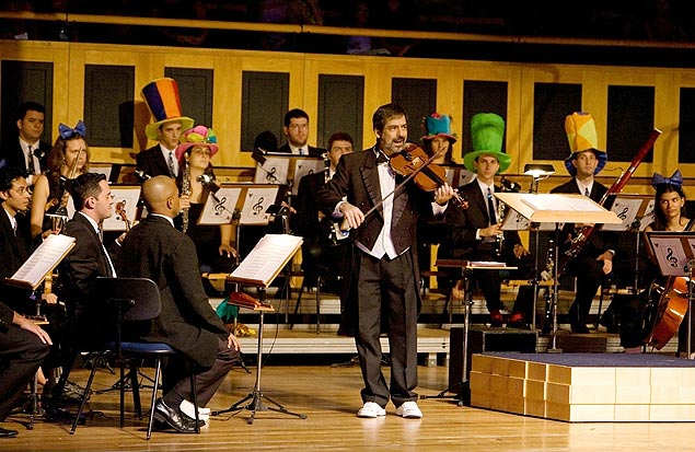 O maestro Joo Maurcio Galindo rege a Sinfonieta TUCCA em espetculo com composies de Villa-Lobos 