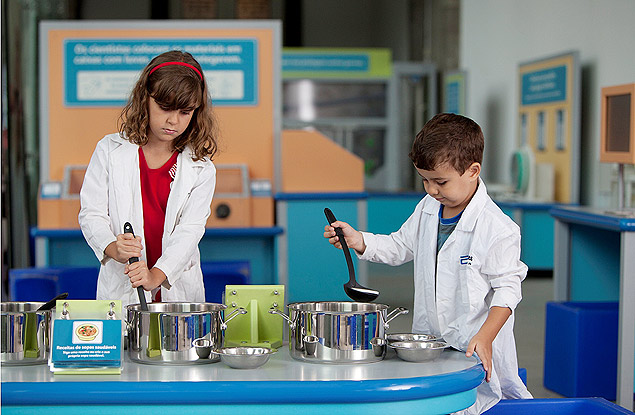 Crianças cozinham na exposição "Ciência + Você"