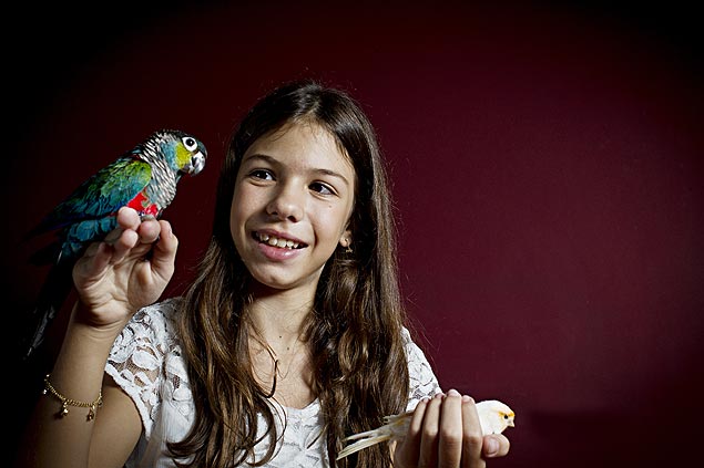 Maria Isabel, 10, tem duas aves silvestres com certificado do Ibama