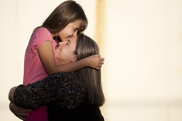 Lara Mayer, 9, beija sua mãe, Myrian
