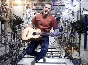 Chris Hadfield grava videoclipe direto do espaço
