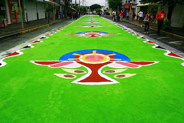 Tapetes coloridos feitos para a procisso do ano passado em Mato, interior de So Paulo 