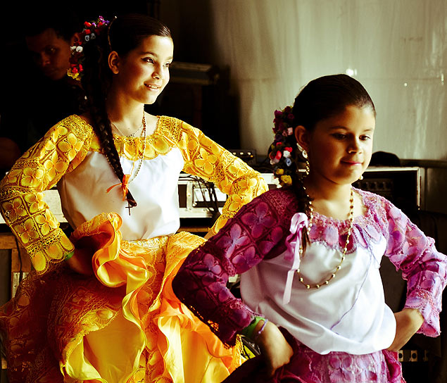 Meninas do grupo de danças paraguaias Alma Guarany