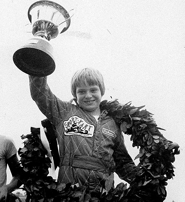 O piloto Rubens Barrichello aos 10 anos, comemora uma vitria no kart