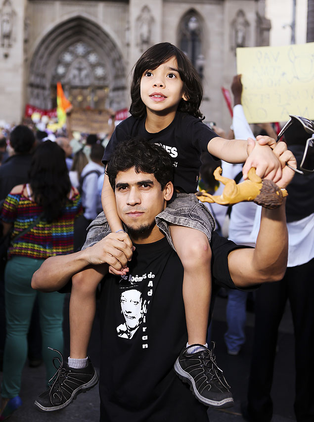 Ramon com o pai em manifestao que reuniu 50 mil pessoas na Praa da S