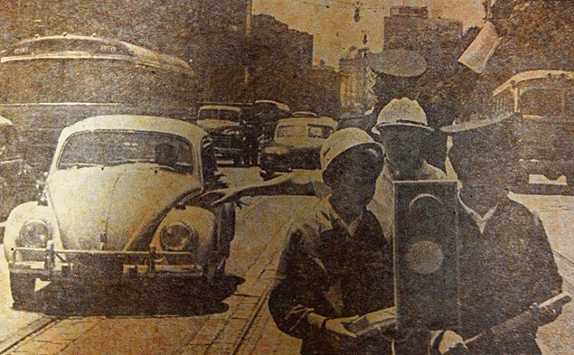 Crianas testam semforo na av. Paulista, em 1966