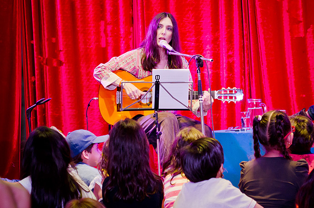 A cantora Adriana Calcanhoto durante show na Flip
