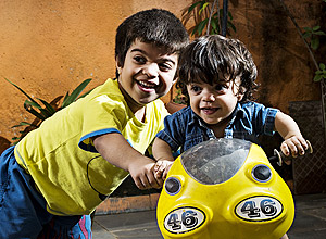 Pedro Henrique, 6, e João Paulo, 2, brincam em casa